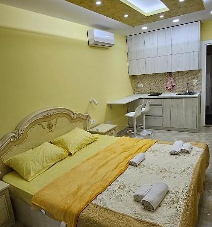 Ekonomic Apartmani Golubovci Buitenkant foto