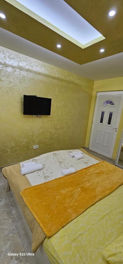 Ekonomic Apartmani Golubovci Buitenkant foto