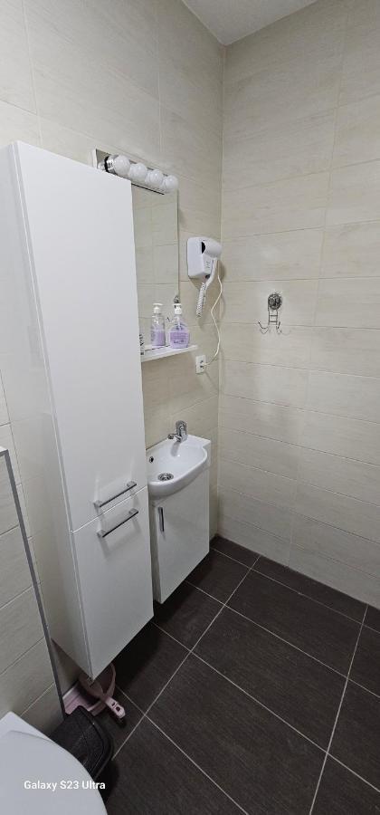 Ekonomic Apartmani Golubovci Buitenkant foto