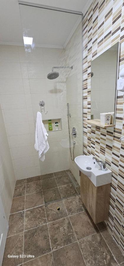 Ekonomic Apartmani Golubovci Buitenkant foto