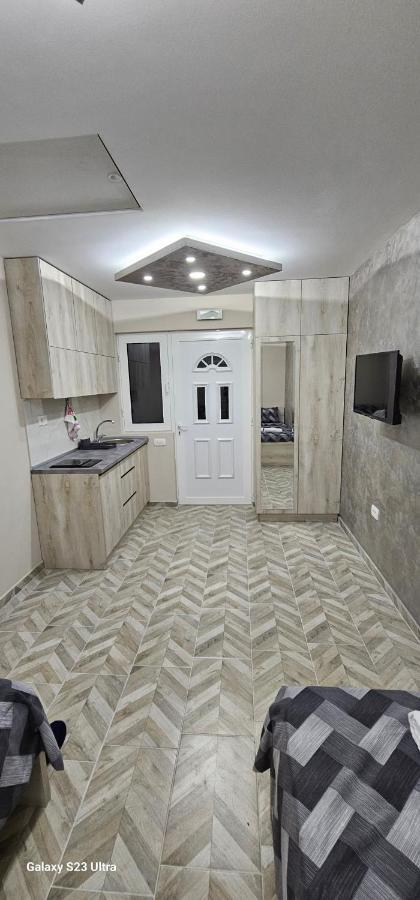 Ekonomic Apartmani Golubovci Buitenkant foto